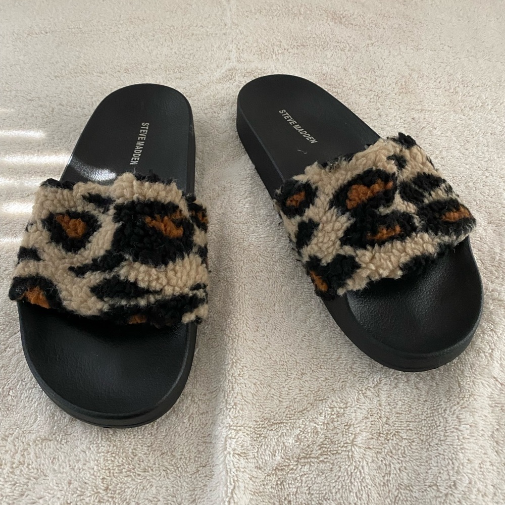 STEVE MADDEN LEOPARD FAUX FUR SLIDES. SZ SAYS US 10 but actually fit 8 o…